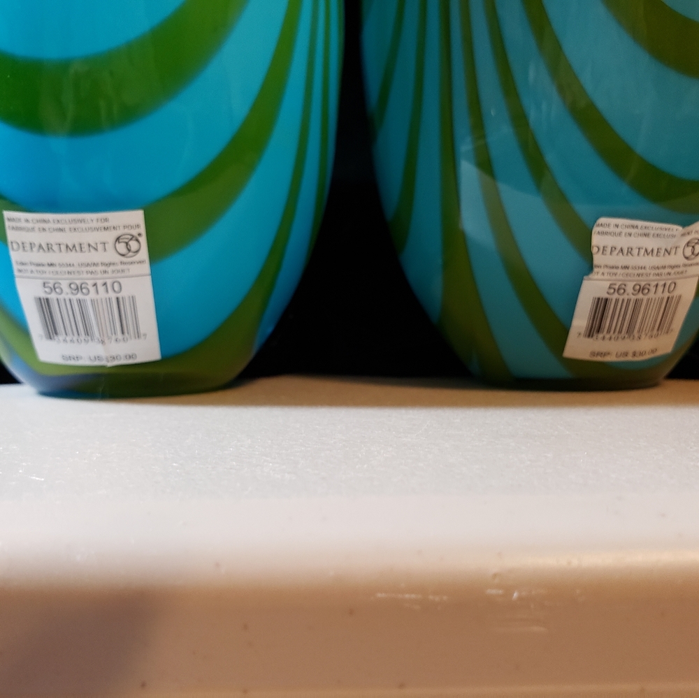 2  Beautiful Vases - Picture 4 of 11